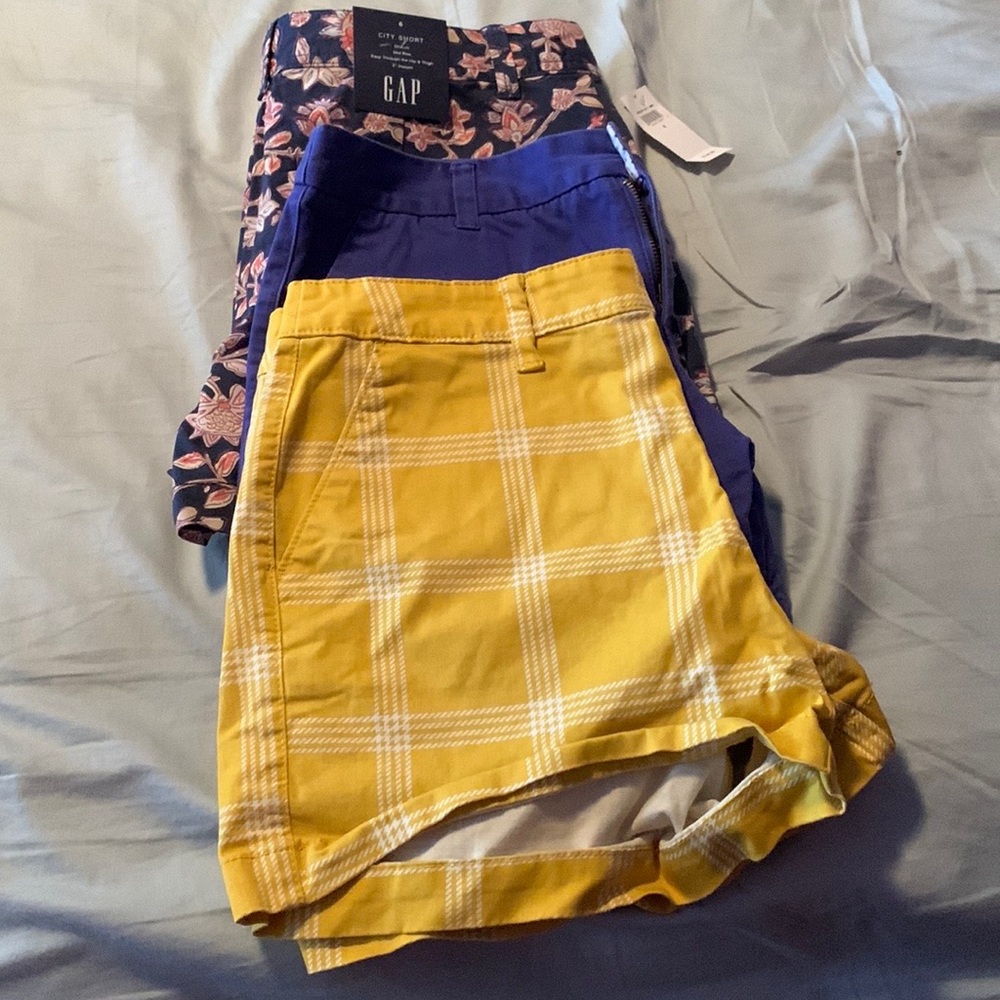 Lot of three shorts. Blue: signs of wear, yellow: lightly worn, nwt gap. size 6